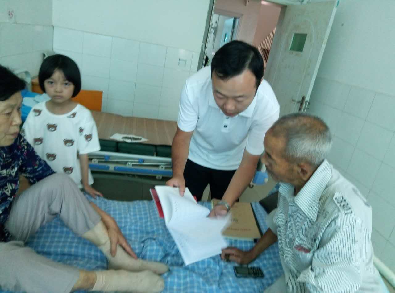 董事彭堯同志在醫院看望貧困戶并宣講政策